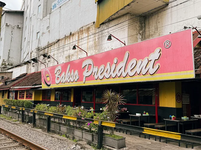 Tampak depan Bakso President di Malang, salah satu kuliner wajib di Malang yang terkenal dengan lokasi unik di pinggir rel kereta api.