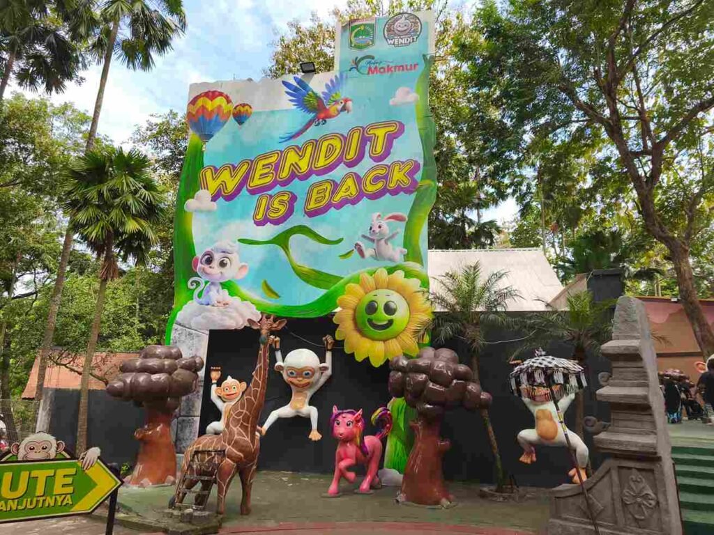 Tampak pemandangan di pintu masuk Wendit yang telah dilakukan renovasi besar besaran dengan menambahkan beberapa wahana seru.