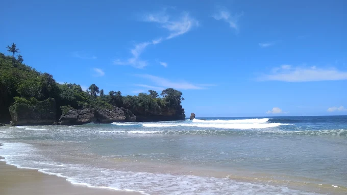 Bikin Lupa Pulang! Ini 5 Pantai Surfing di Malang Buat Kamu